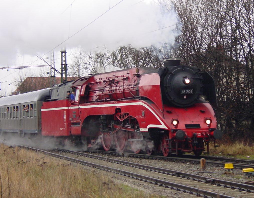 Am 22.12.2002 fährt DR 18201 in roter Sonderlackierung bei Moosach auf das Nebengleis des Münchner Rangierbahnhofs.