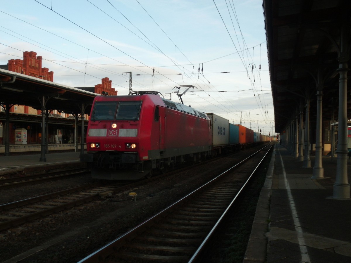Am 22.12.2013 kam 185 167 mit einem Containerzug aus Richtung Magdeburg durch Stendal und ging ber Salzwedel nach Hamburg.