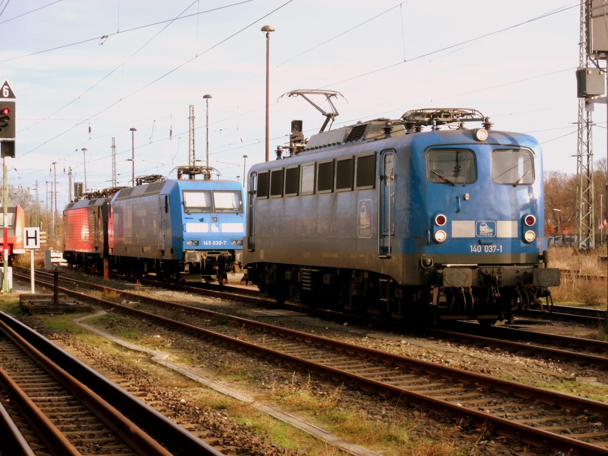 Am 22.12.2013 stand 140 037 zur Abfahrt bereit in Stendal um ihren Zug am bergabebahnhof aufzunehmen.Dahinter standen noch 145 030 und 189 110 abgestellt.