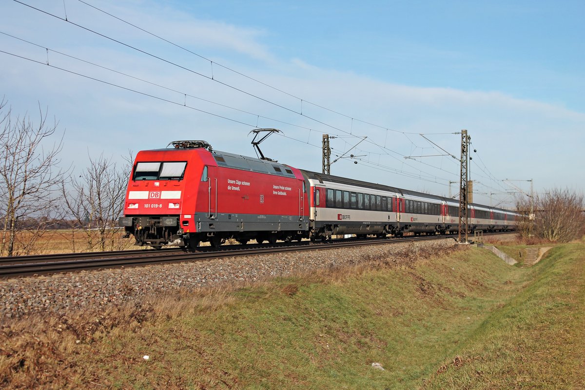 Am 22.12.2016 bespannte 101 019-8 den EC 7 (Hamburg Altona - Interlaken Ost), als sie im Markgräflerland bei Hügelheim nicht mehr weit von der Schweizer Grenze entfernt war, um dort ihren zug an die SBB abzugeben.