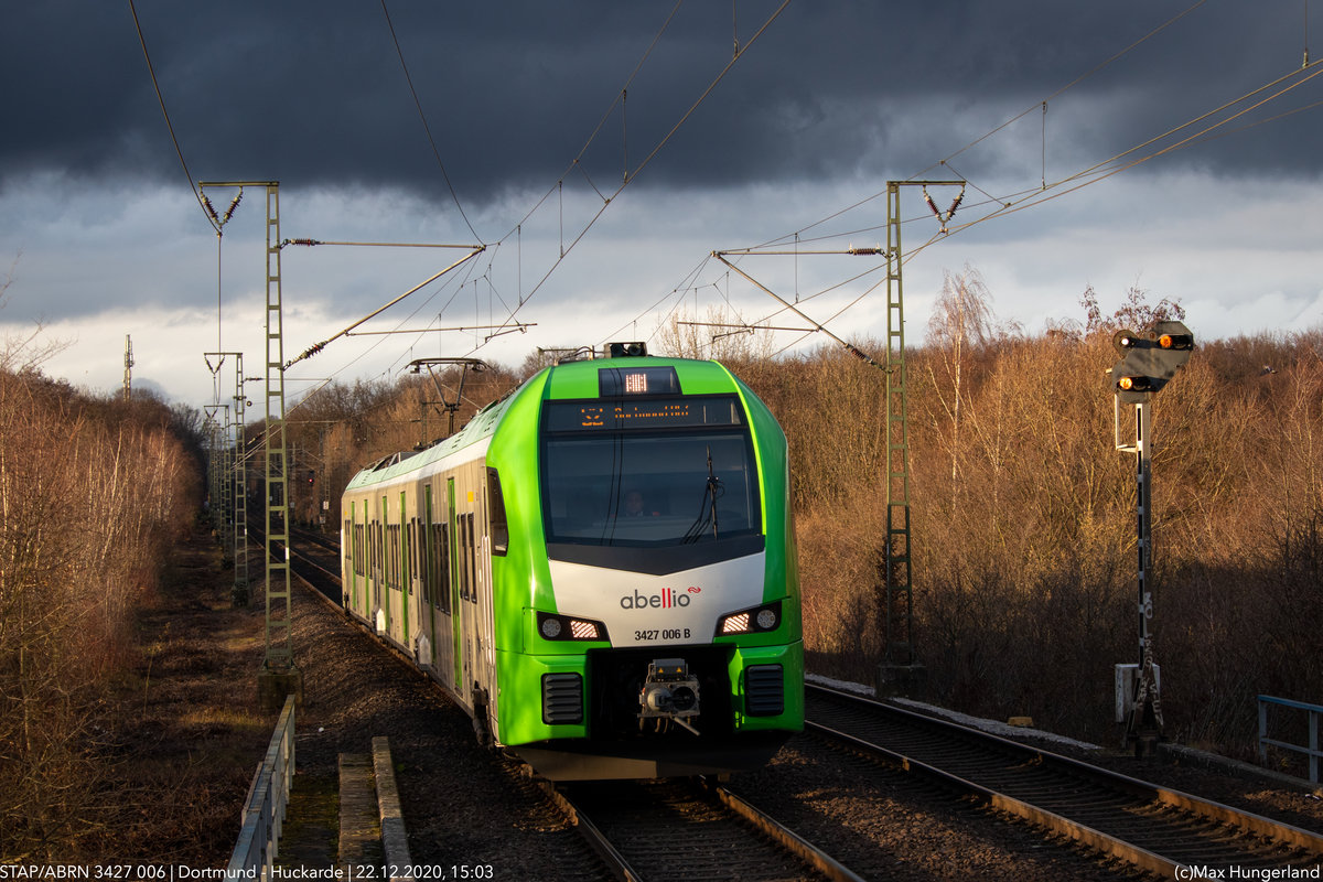 Am 22.12.2020 konnte ich es mir nicht nehmen lassen 3427 006 bei einem tollen Kontrast in Dortmund-Huckarde zu fotografieren.