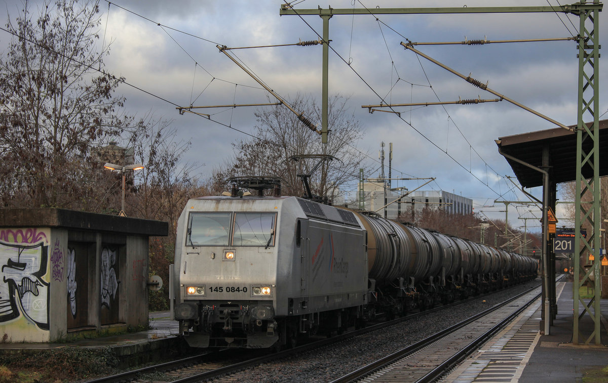 Am 22.12.2020 zog RHC 145 084 einen Kesselzug nrichtung Niederdollendorf durch Bonn-Oberkassel. 