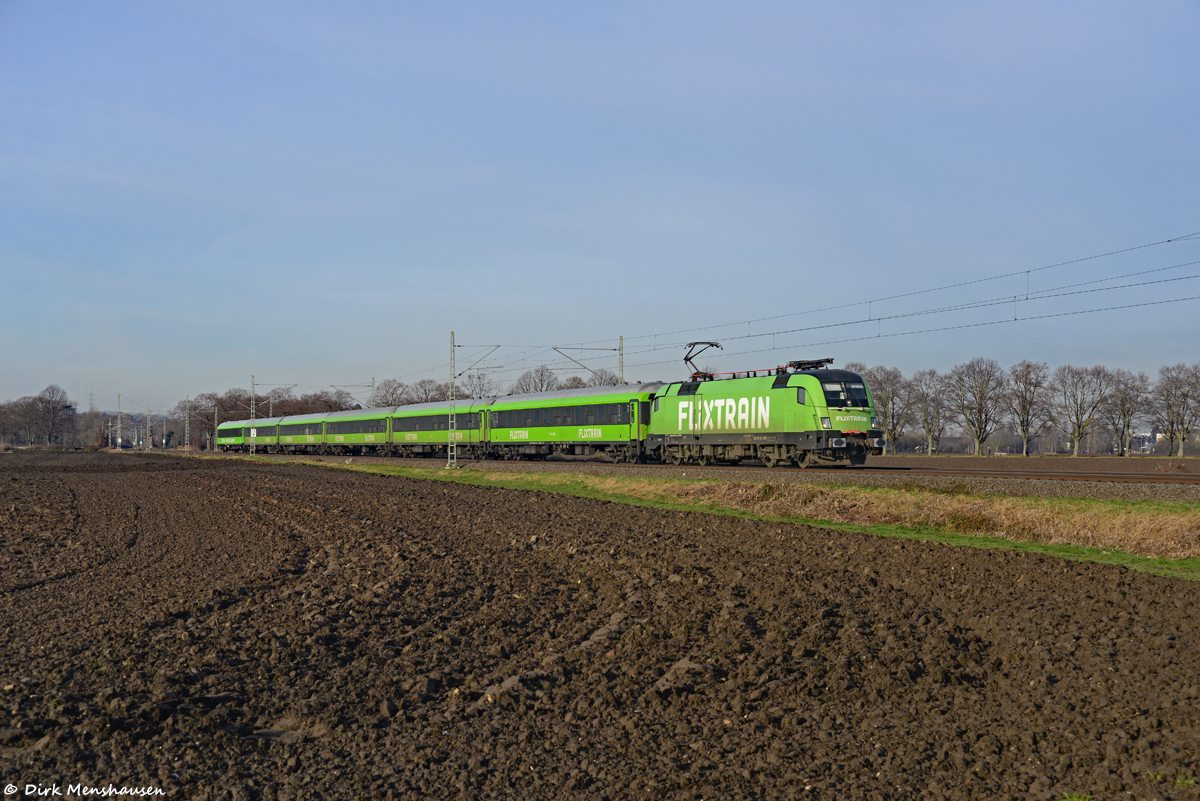 Am 22.12.2021 ist 182 507 (DISPO) mit FlixTrain FLX 1355 auf der linken Rheinstrecke bei Brühl in Richtung München Hbf unterwegs. Der nächste Halt ist Bonn Hbf.