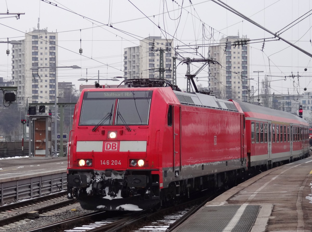 Am 2.2.13 war 146 204 mit einer n-Wagen Garnitur unterwegs.
Der Zug kam aus Aalen und erreichte den Stuttgarter Hauptbahnhof außerplanmäßig auf Gleis 5. 
Aufgenommen im Stuttgarter Hauptbahnhof. 