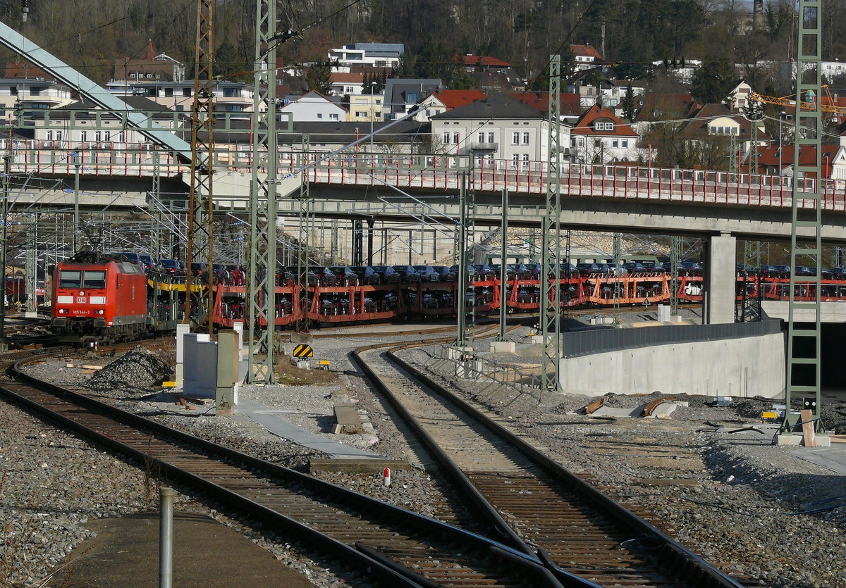 Am 22.2.20 fuhr um 9:42 Uhr 185 144 mit ihrem Güterzug beladen mit S-Klassen von Mercedes durch den Ulmer Hbf gen München