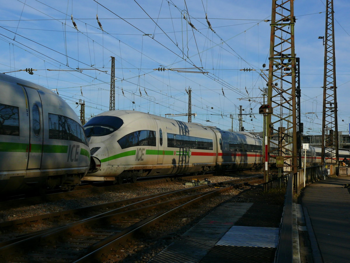 Am 22.2.20 um 8:42 Uhr fuhren 403 054 + 403 023 als ICE 612 (München Hbf-Dortmund Hbf) in den Ulmer Hbf ein. Damit hatte ich auch endlich einmal einen bzw zwei Klimaschützer ICEs gesehen
