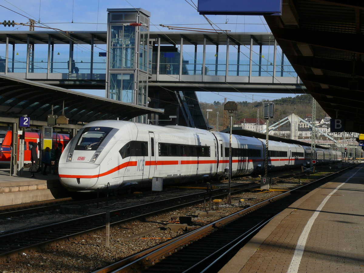 Am 22.2.20 um 9:10 Uhr stand der neuste und stark glänzende ICE 4, 412 044, als ICE 511 (Köln Hbf-München Hbf) im Ulmer Hbf