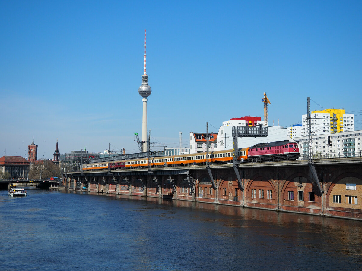 Am 22.4.2023 führte eine Sonderfahrt des Thüringer Eisenbahnvereins mit der 232 690 der EBS eine Sonderfahrt von Erfurt - Weimar - Weißenfels nach Berlin und zurück durch.

Hier ist der Zug auf Höhe der Station Berlin Jannowitzbrücke, bei bestem Wetter und empfangen von ca. 20 Fotographen. 

Berlin, der 22.4.23