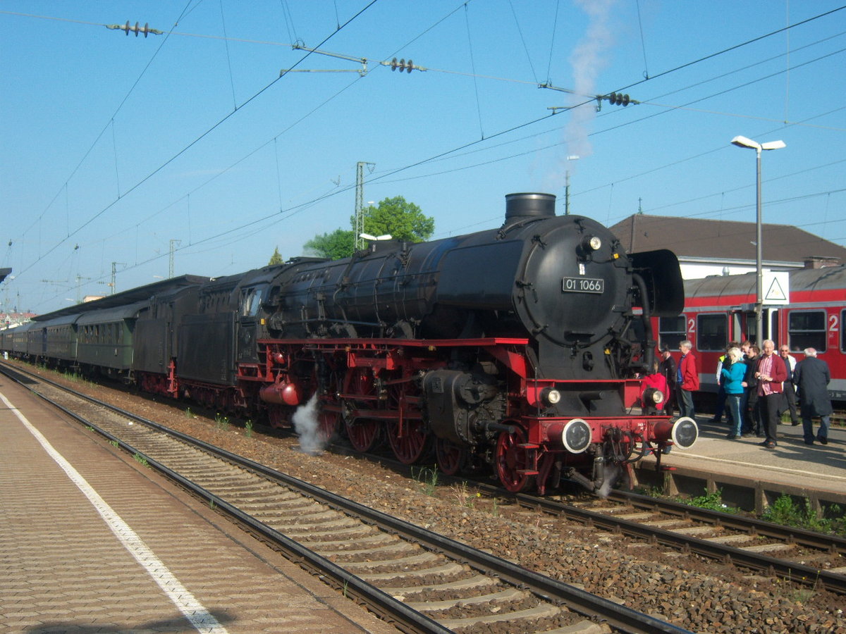Am 22.5.2010 konnte ich die 01 1066 des Historischen Dampfschnellzug der Ulmer Eisenbahnfreunde mit einen Sonderzug aus Stuttgart nach Neuenmarkt-Wirsberg beim Halt in Ansbach Fotografieren.