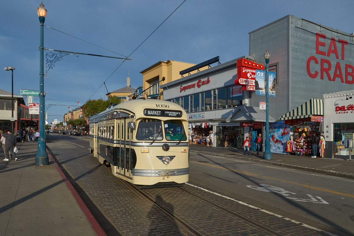 Am 22.5.2019 war MUNI 1056 als F-Line auf dem Weg von Castro zum Fishermans Wharf. In Kürze wird die Endhaltestelle Jones Street erreicht.
Wagen 1056 trägt die Lackierung der Kansas City Public Service Company.