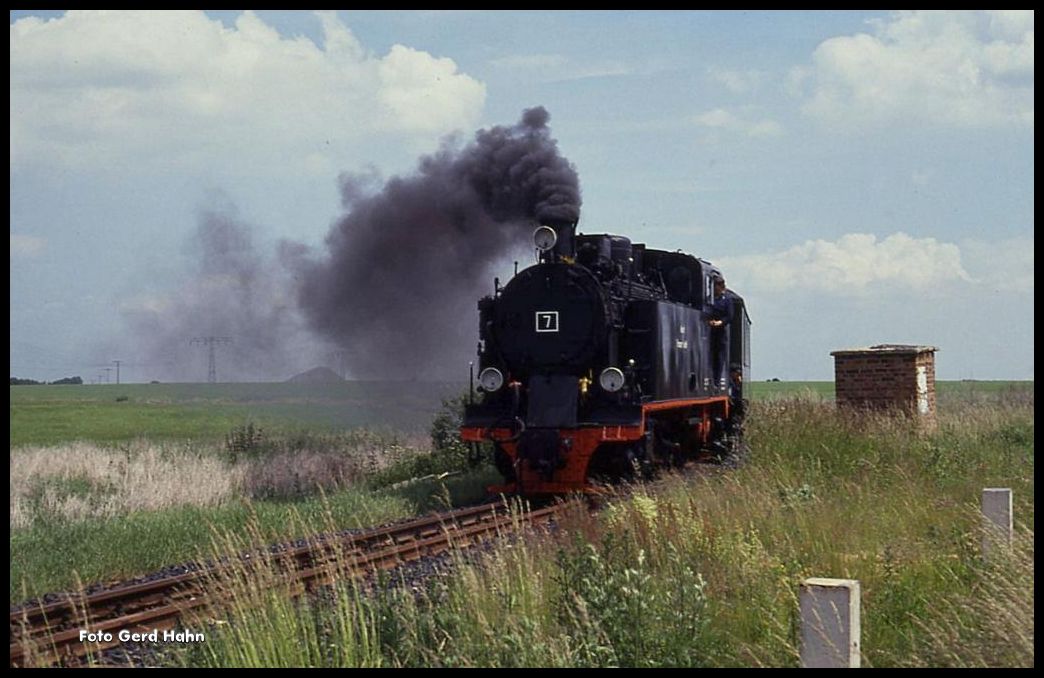 Am 22.6.1991 fanden bereits erste Museumsfahrten auf der Mansfelder Bergwerksbahn statt. An diesem Tag dampfte Lok 7 mit einem kleinen Sonderzug hier kurz vor Klostermansfeld an mir vorbei.