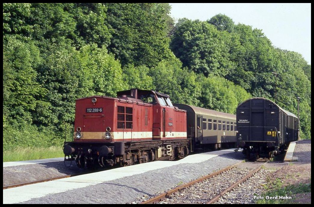 Am 22.6.1991 gab es noch Personenzugverkehr mit 112 zwischen Stolberg und Kelbra.
Um 8.58 Uhr stand dort die 112288 mit dem P 18505 im Bahnhof Stolberg bereit.