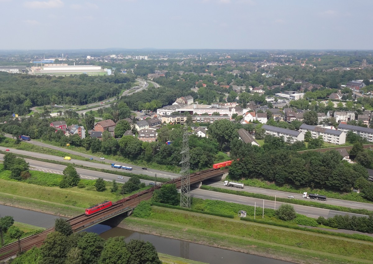 Am 22.7.14 fuhr eine unbekannte 151 mit ein paar Containern durch den Ruhrpott. 
Aufgenommen vom Oberhausener Gasometer aus.  