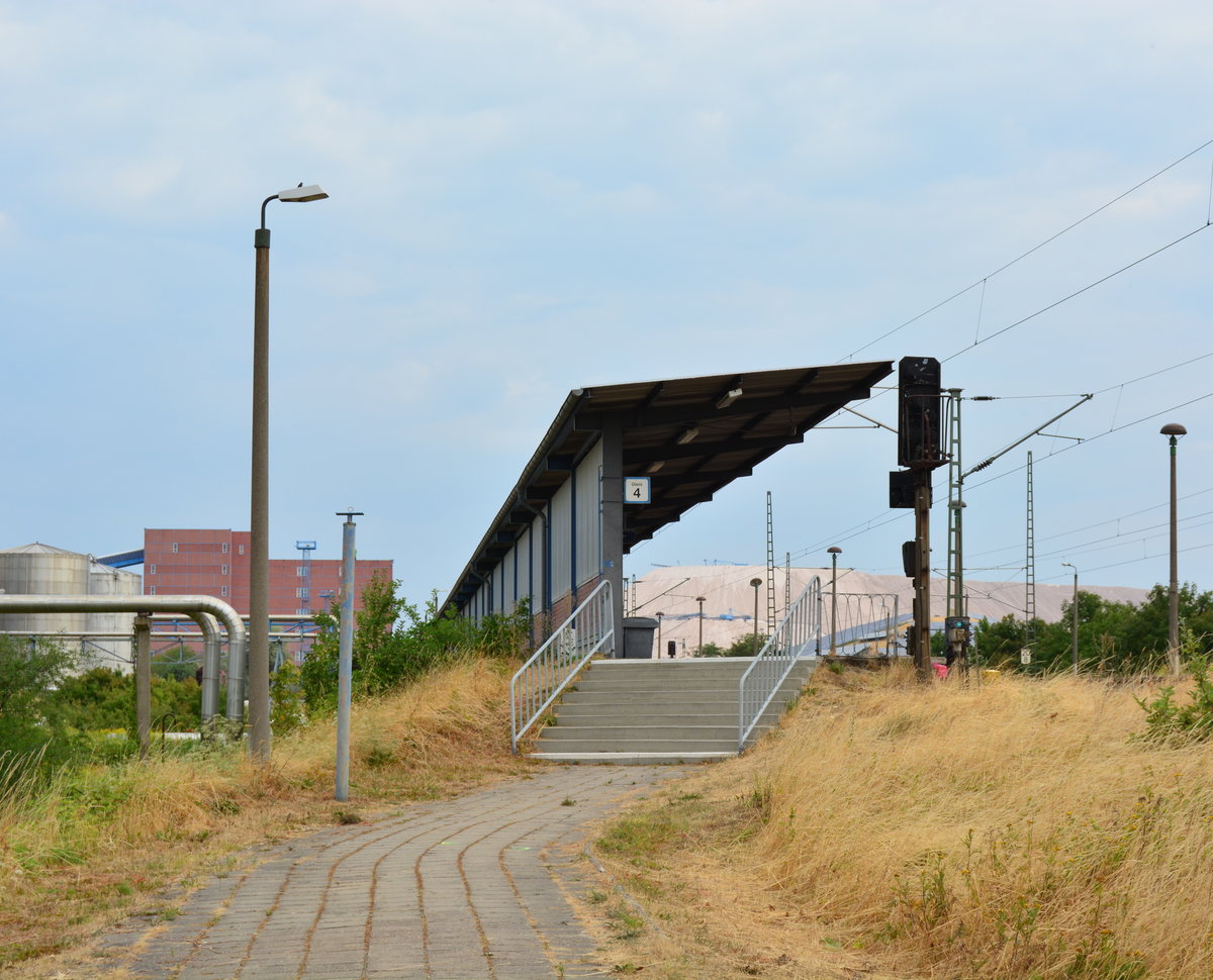 Am 22.7.18 war wie der Bahnsteig an Gleis 4 leer ebenso alle anderen Bahnsteige. Denn alle hier haltenden Züge bis auf 2 enden auf Gleis 4. Nur Wochentags wird hier gehalten. Fast ausschließlich Werksarbeiter der Kaliwerke steigen hier ein und aus.

Zielitz 22.07.2018