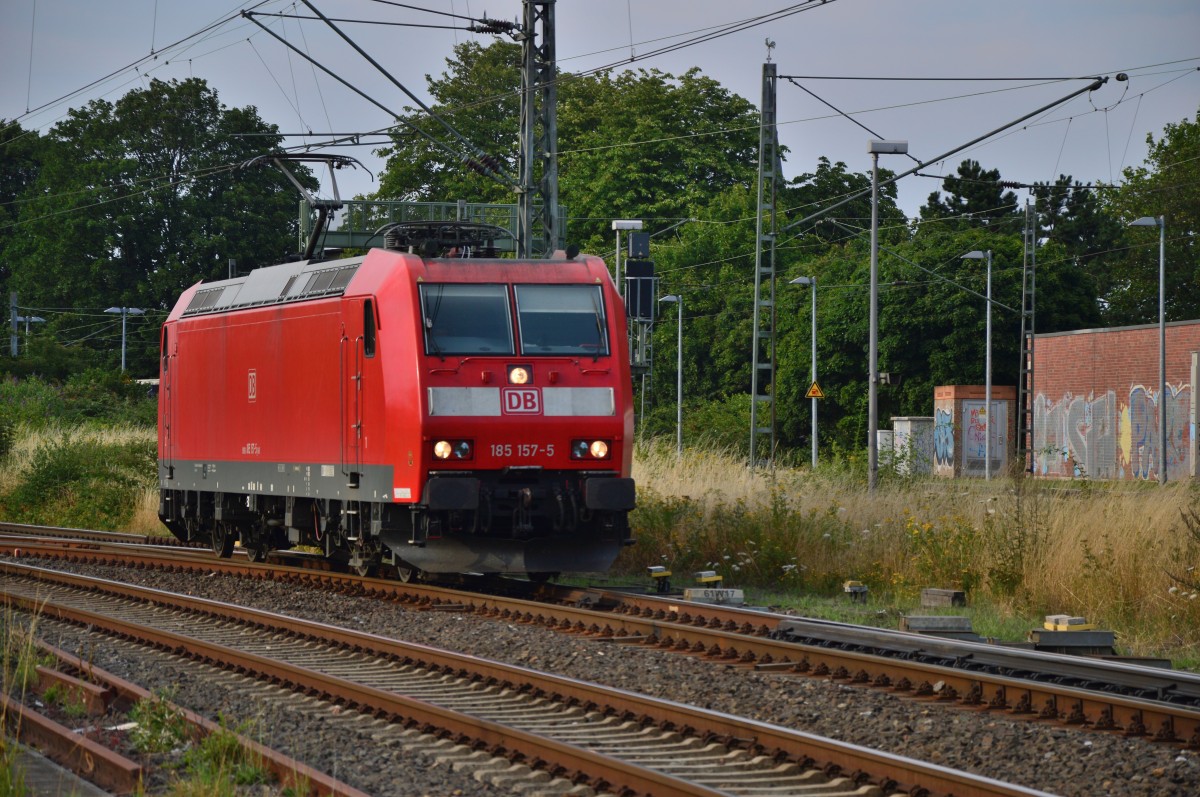 Am 22.7.2015 kam die 185 157-5 Lz aus Mönchengladbach nach dem sie dort kopfgemacht hatte zurück, vorher kam sie aus Aachen. Gleich biegt sie in den Odenkirchener Abzweig ein. 