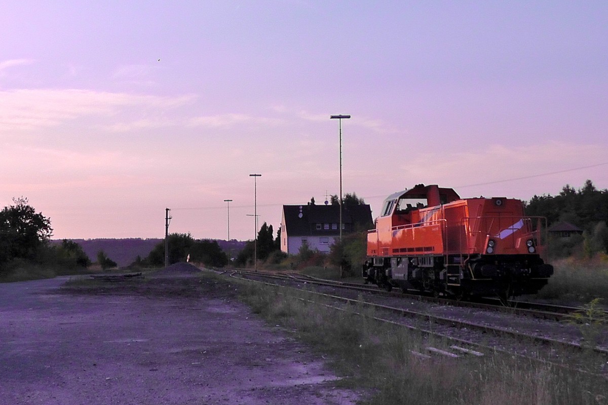 Am 22.8.12 waren aufgrund der noch nicht gelieferten HzL Gravitas, angemietete Northrail Gravitas unterwegs. Hier genießt die 261 302 die letzten Sonnenstrahlen, bevor sie in wenigen Minuten den Holcim Zug ab Hechingen übernehmen darf. 