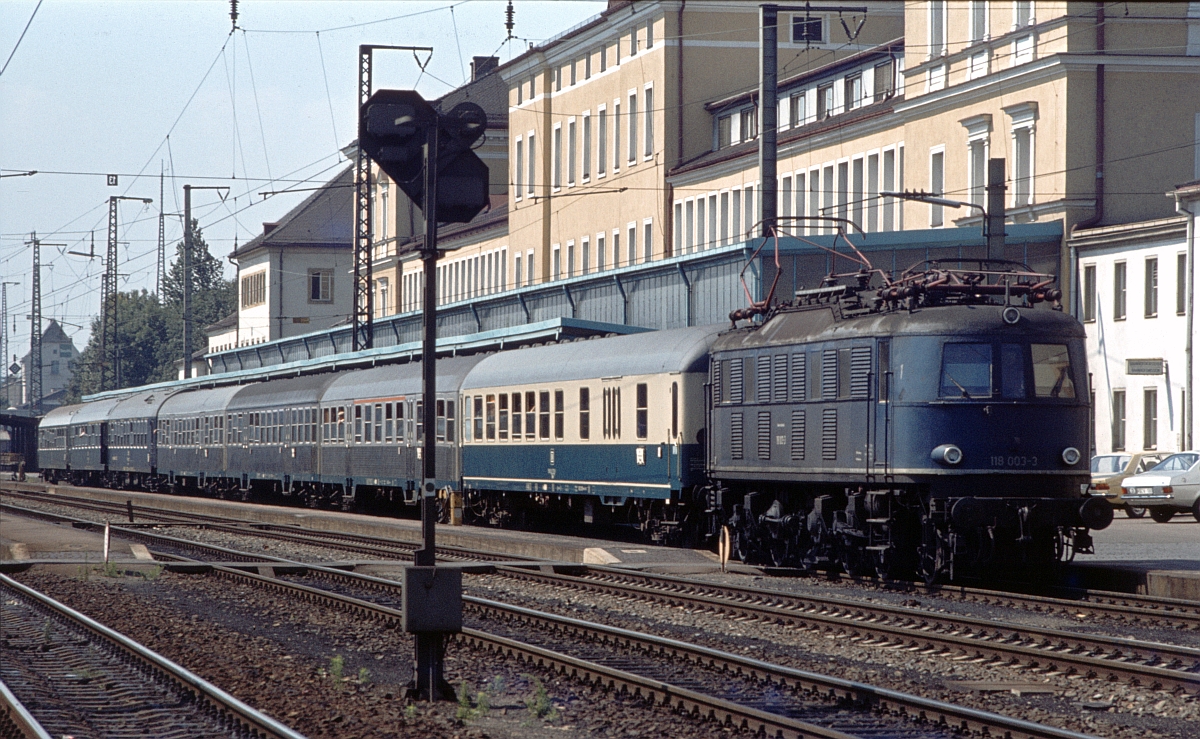 Am 22.8.1980 bespannt 118 003 einen Eilzug von Regensburg nach Mnchen, der am Schlu CSD-Kurswagen aus Prag (ber Furth im Wald) mitfhrt.
