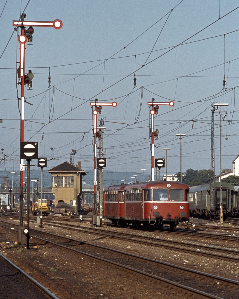 Am 22.8.1980 wird ein Schienenbus zur Fahrt auf der damals noch betriebenen Nebenbahn nach Falkenstein (stillgelegt 1984) in Regensburg Hbf bereitgestellt.