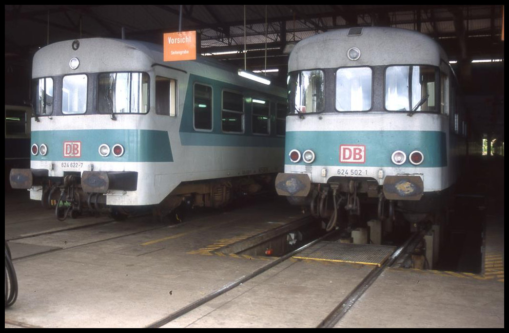 Am 22.8.1999 standen die Triebwagen 624622 und 624502 nebeneinander in der Wagenhalle des BW Osnabrück.