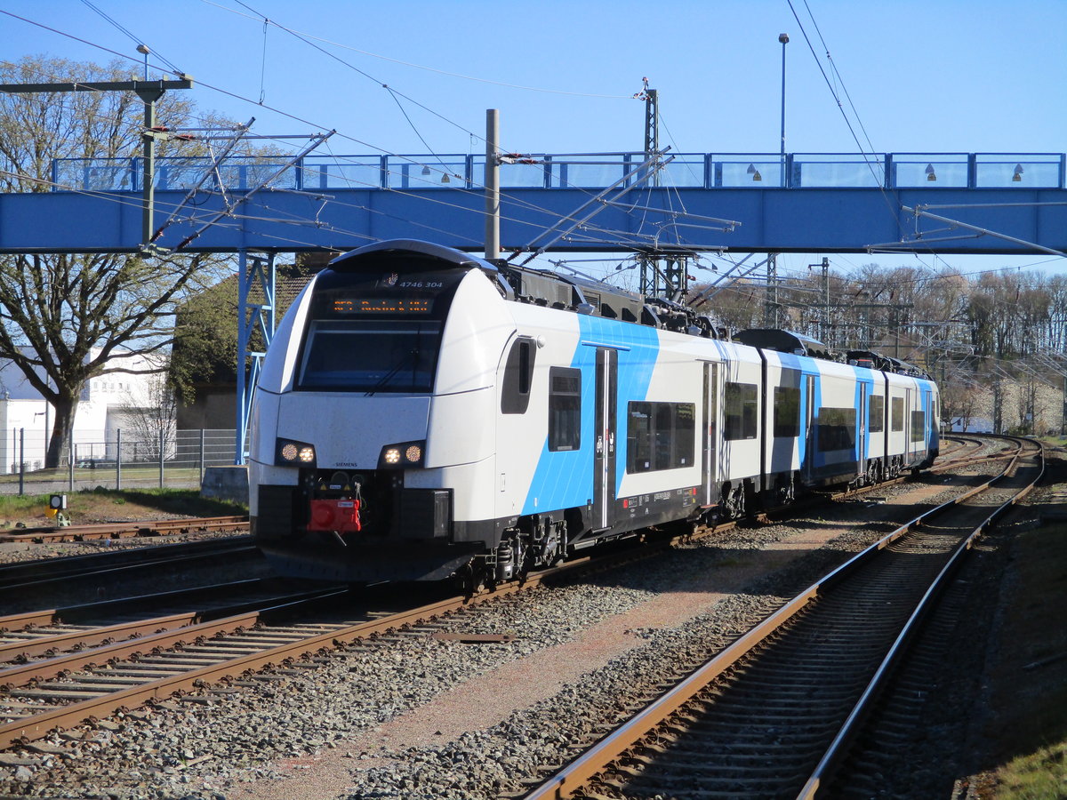 Am 22.April 2020 kam der ODEG 4746 304 als RE aus Sassnitz in Bergen/Rügen an und fuhr weiter nach Rostock.