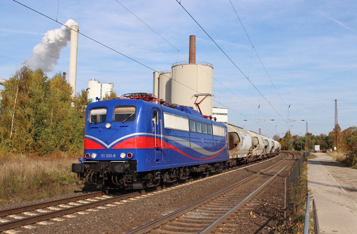 Am 22.Oktober 2013 war SRI 151 033 mit dem Dyckerhoff-Zementzug in Nordstemmen auf dem Weg zum Deuna Zementwerk.