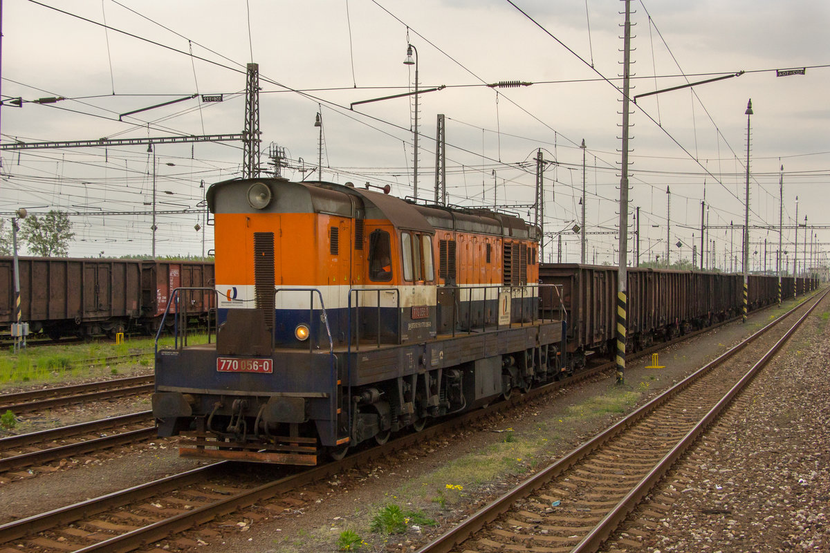 Am 23. April 2019 ist 770 056-0 in Dobrá unterwegs. Die Aufnahme gelang aus einem Zugfenster.