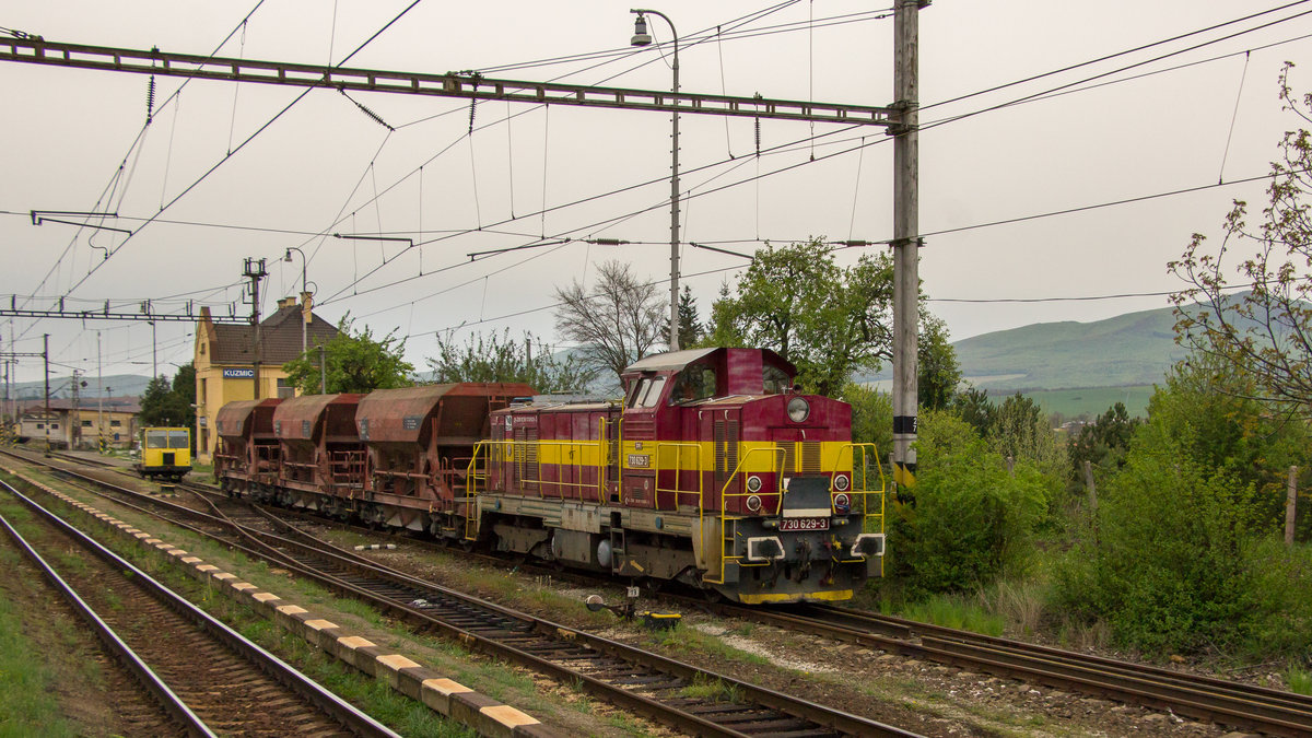 Am 23. April 2019 war 730 629-3 mit einem kurzen Zug in Kuzmice unterwegs. 