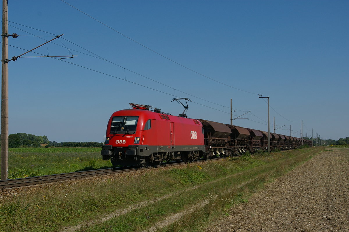 am 23. August 2016 ist die 1116 099 mit ihrem Güterzug bei Wampersdorf Richtung Wr.Neustadt unterwegs.