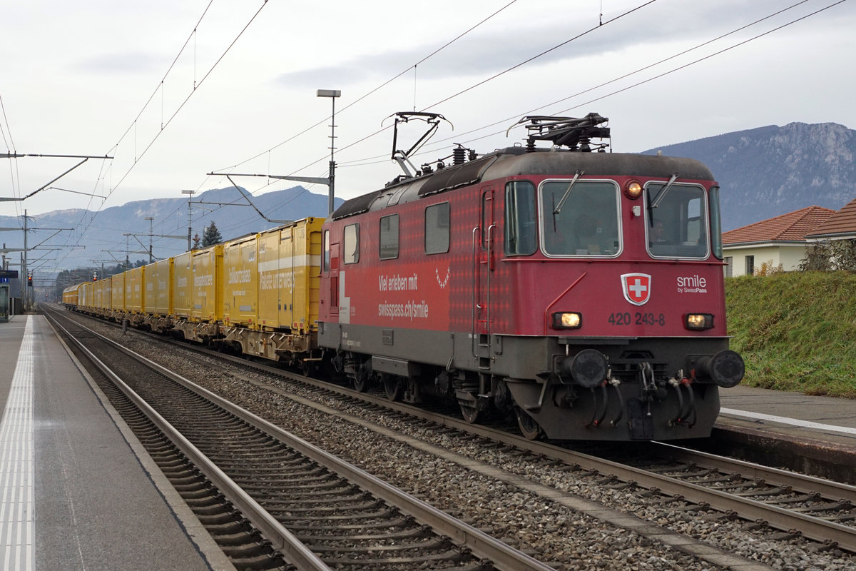 Am 23. Dezember 2020, einen Tag vor Heiligabend, brachte die Re 420 243-8 mit Werbeanstrich die grosse Menge an Weihnachtspost nach Härkingen zum Verteilzentrum der Post. Dieser lange Zug wurde bei der Durchfahrt Deitingen fotografiert.
Foto: Walter Ruetsch