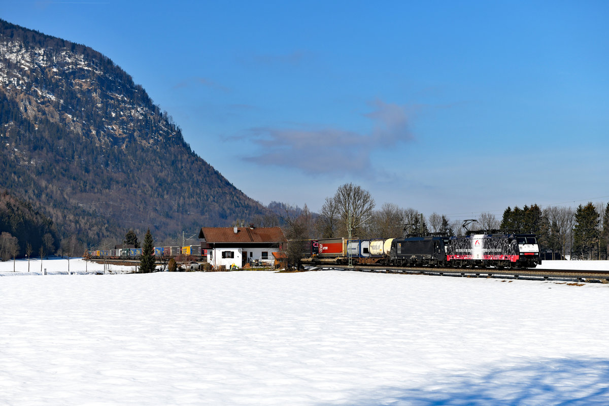 Am 23. Februar 2019 brachten die 189 997 und 986 den DGS 43101 von Wanne Eickel nach Verona Q.E. und konnten bei Niederaudorf im Inntal abgelichtet werden. Die Einsätze der Baureihe 189 bei TXLogisitk sind inzwischen deutlich weniger geworden. Ebenso wie die Loks der Baureihe 182 werden die Siemens Loks in absehbarer Zeit an den Vermieter MRCE zurückgegeben werden.