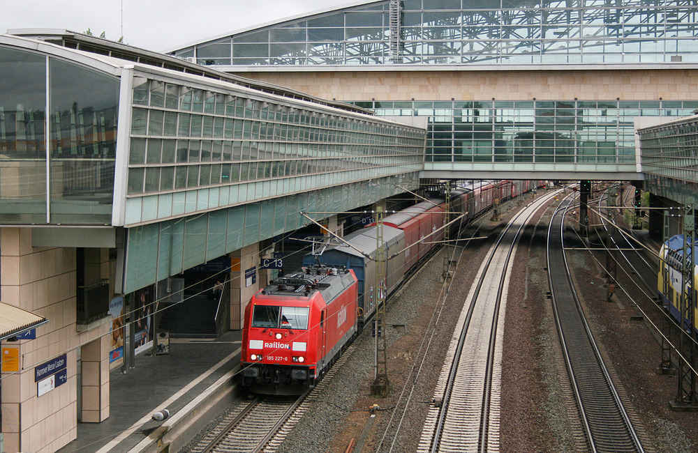 Am 23. Juli 2009 konnte ich 185 227 im Bahnhof Hannover Messe/Laatzen ablichten.