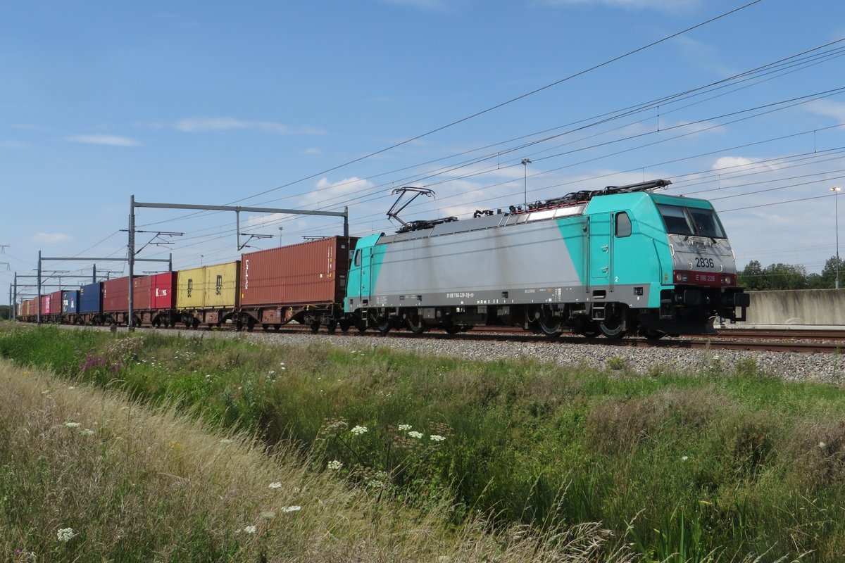 Am 23 Juli 2020 schleppt Lineas 2836 ein KLV durch Valburg CUP nach Emmerich.