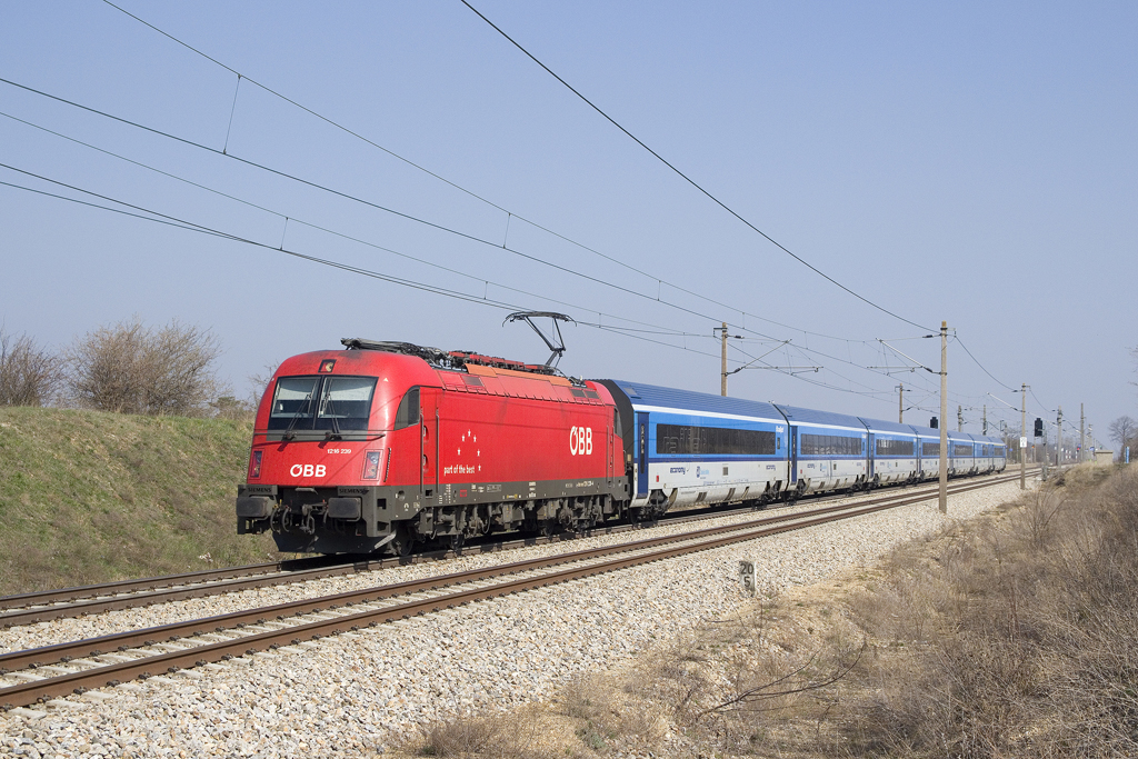 Am 23. März 2019 ist 1216 239 mit rj 75 (Praha hlavní nádraží - Graz Hauptbahnhof) bei Helmahof unterwegs.