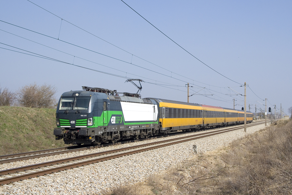 Am 23. März 2019 ist 193 215 mit Regiojet 1033 (Praha hlavní nádraží - Wien Hauptbahnhof) bei Helmahof unterwegs. 