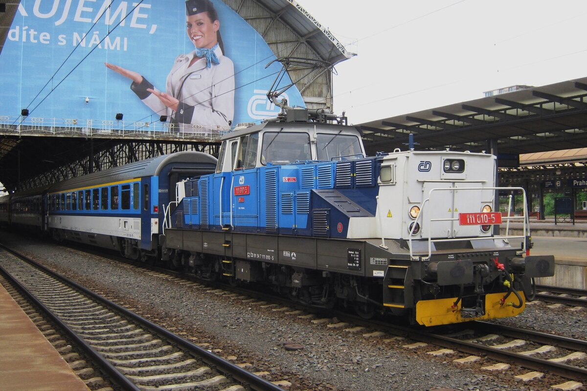 Am 23 Mai 2012 rangiert 111 010 in Praha hl.n. ein EC.