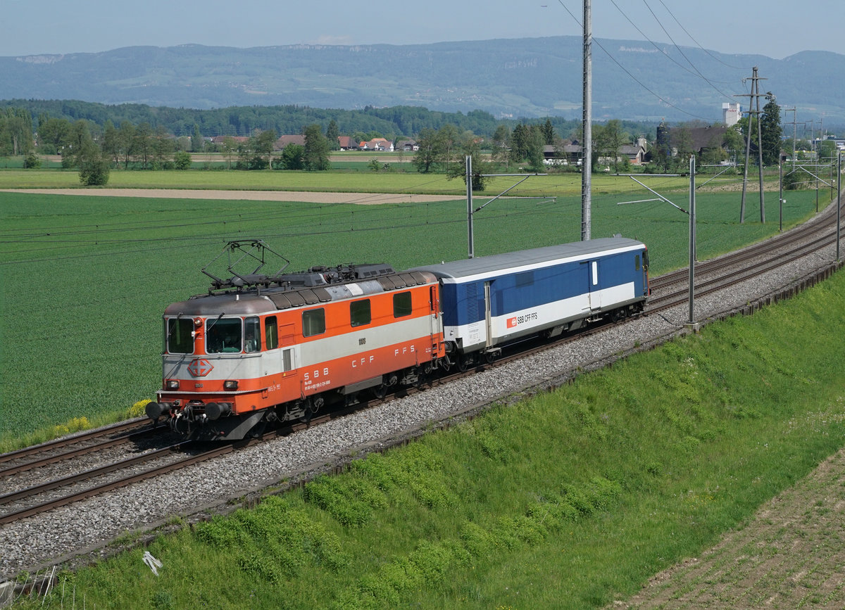 Am 23. Mai 2019 war der Jail-Train Zürich-Bern mit der Re 420 108-3, ehemals Swiss-Express bespannt. Die Aufnahme entstand während der Fahrt nach Bern bei Bollodingen.
Foto: Walter Ruetsch