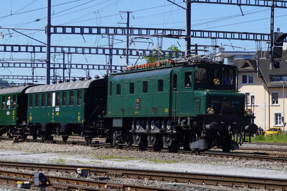 Am 23 Mai 2026 durchfahrt ein Extrazug aus Basel SBB nach Z�rich HB mit der hundert Jahr alter 10664 durch Brugg AG. Die 10664 war noch keine Monat vorher restauriert worden. Mann sieht hier gut der B�chliantrieb, den n�r am einer Seite der Lok montiert wurde. 