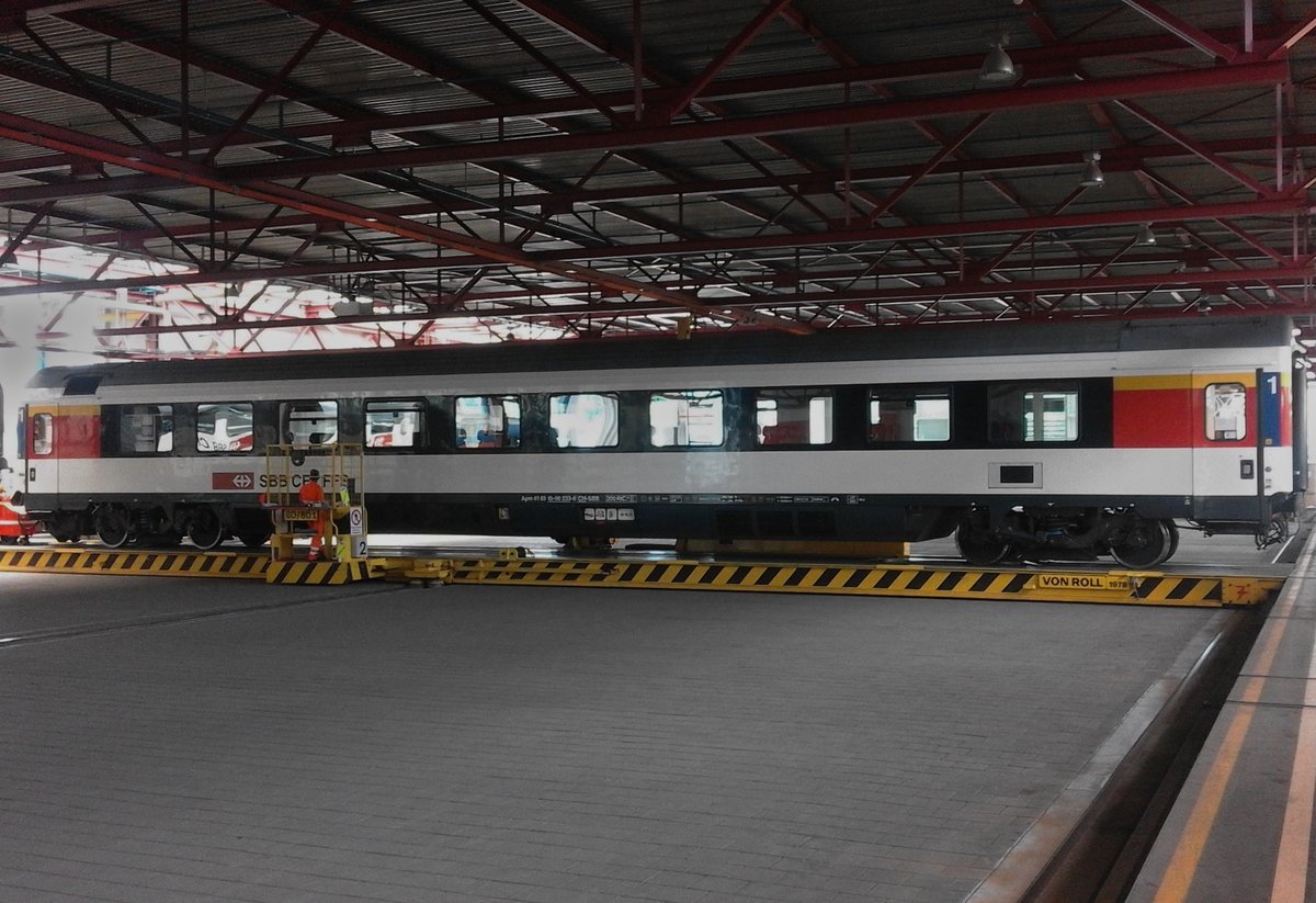 Am 23. Mai war ich mit meinem Junior Luka unterwegs. Er durfte im Rahmen des  Magic Ticket  (eine Organisation der SBB, die auf Kinder zwischen 6 und 12 Jahren ausgelegt ist) die Hauptwerkstätte in Olten besichtigen. Mit Genehmigung des Betriebsführers kam diese Aufnahme in der Werkshalle zustande. Besten Dank nochmals dafür. Der frisch revidierte Apm 61 85 10-90 233-0 CH SBB wird mittels Schiebebühne durch die Halle Richtung Ausgang geschoben.

HW Olten, 23.05.2018