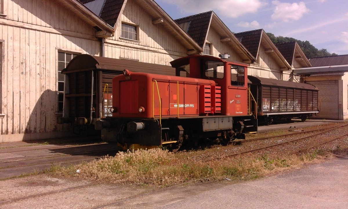 Am 23. Mai war ich mit meinem Junior Luka unterwegs. Er durfte im Rahmen des  Magic Ticket  (eine Organisation der SBB, die auf Kinder zwischen 6 und 12 Jahren ausgelegt ist) die Hauptwerkstätte in Olten besichtigen. Auf dem Rückweg zum Bahnhof konnte ich die Dienstlok Tm IV 9685 mit dem Namen  Dora  ablichten. Das Bild entstand von einem Bahnübergang aus ins Werksgelände.

HW Olten, 23.05.2018