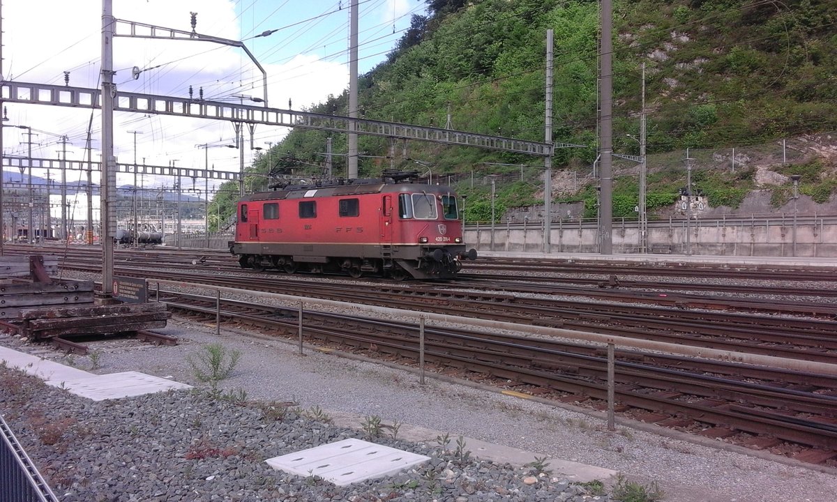 Am 23. Mai war ich mit meinem Junior Luka unterwegs. Er durfte im Rahmen des  Magic Ticket  (eine Organisation der SBB, die auf Kinder zwischen 6 und 12 Jahren ausgelegt ist) die Hauptwerkstätte in Olten besichtigen. Beim Antreten der Heimfahrt war einiges los im Bahnhof. So fuhr der Lokzug in Form der Re 4/4 11296 (420 296) an uns vorbei.

Olten, 23.05.2018