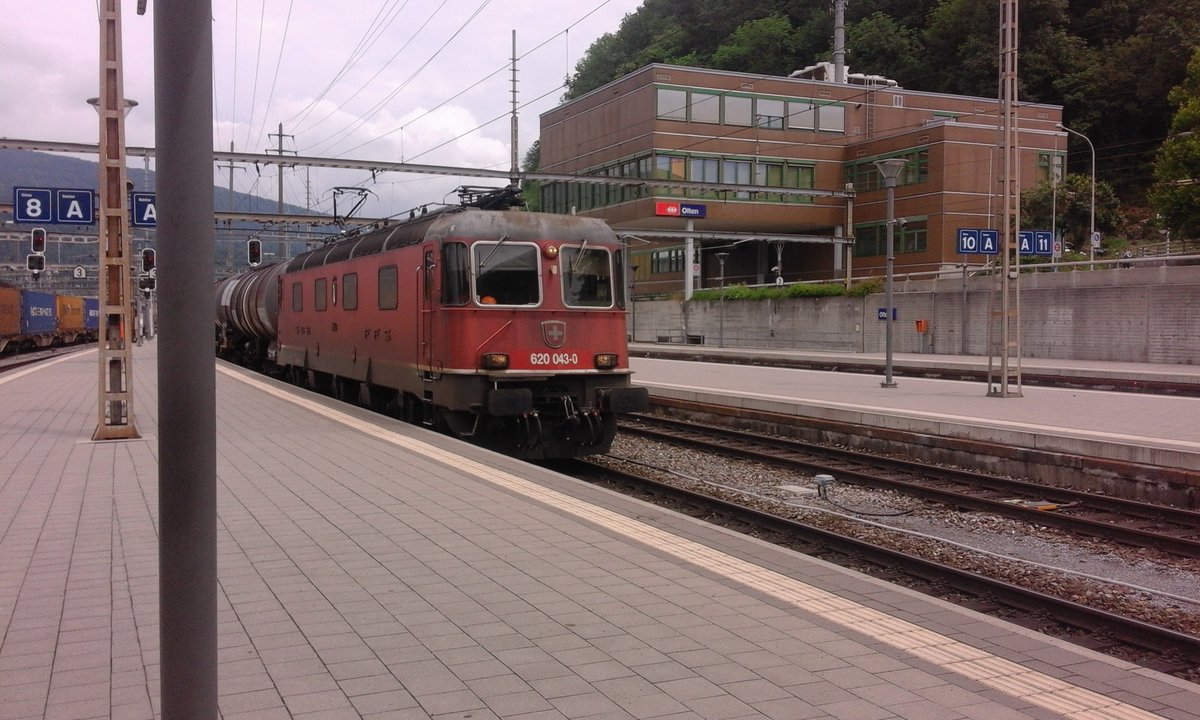 Am 23. Mai war ich mit meinem Junior Luka unterwegs. Er durfte im Rahmen des  Magic Ticket  (eine Organisation der SBB, die auf Kinder zwischen 6 und 12 Jahren ausgelegt ist) die Hauptwerkstätte in Olten besichtigen. Mittagszeit ist wohl Güterverkehrszeit. So kreuzte die Re 10/10 mit dem Containerzug einen Öl / Benzinzug im Bahnhof Olten, gezogen von der Re 6/6 11643 (620 043)  Laufen .

Olten, 23.05.2018