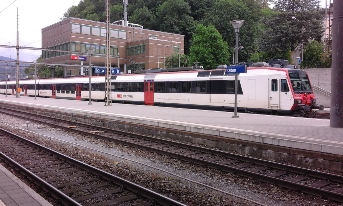 Am 23. Mai war ich mit meinem Junior Luka unterwegs. Er durfte im Rahmen des  Magic Ticket  (eine Organisation der SBB, die auf Kinder zwischen 6 und 12 Jahren ausgelegt ist) die Hauptwerkstätte in Olten besichtigen. Unmittelbar nach unserer Ankunft wurde ein mir unbekannt gebliebener Dominozug in den Bahnhof gefahren.

Olten, 23.05.2018