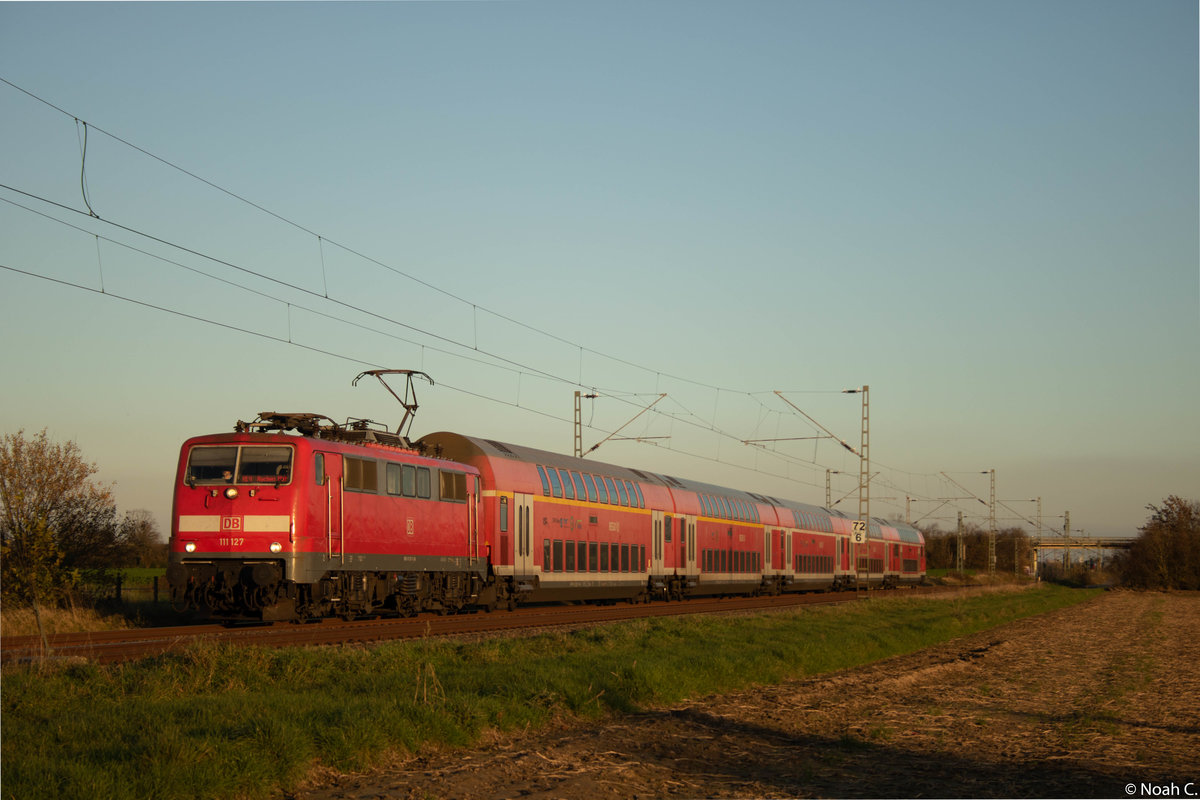 Am 23. November konnte den RE 91932 von Neuss nach Aachen bespannt mit 111 127 im schönsten Glanz in Kleinenbroich widerspiegeln. Aufgrund von Baumaßnahmen zwischen Neuss und Düsseldorf verkehrten die Züge des Wupper-Express nur zwischen Aachen und Neuss bzw Düsseldorf und Dortmund. Diese verkehrten dann mit einer Ersatzzugnummer.  