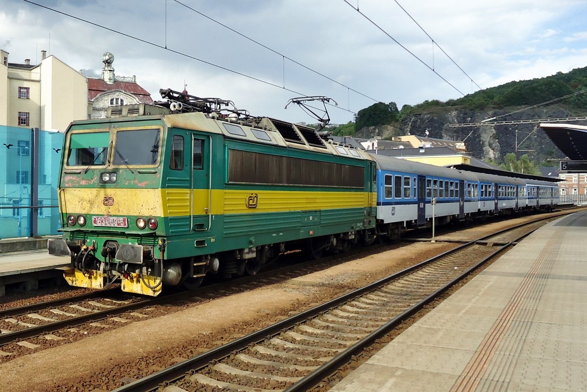 Am 23 September 2014 verlässt 163 259 mit ein Rychlyk nach Bilina Usti-nad-Labem.