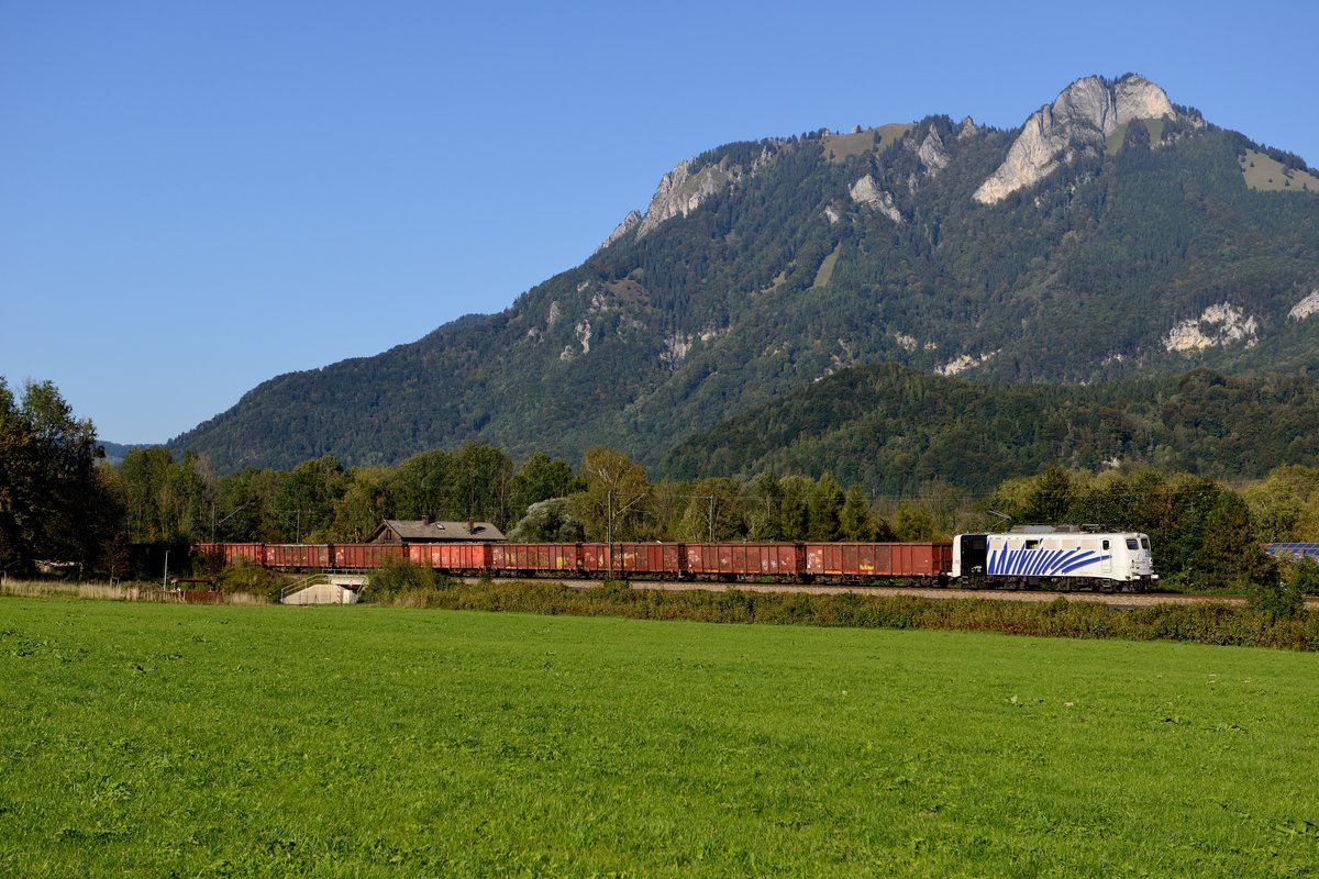 Am 23. September 2014 war die 139 260 für die Beförderung des DGS 44129 von München Nord Rbf nach Brescia Scalo bis Kufstein eingeteilt. Unter der Kulisse des Heuberges konnte der nachmittägliche Lokomotion Schrottzug bei schönen Lichtverhältnissen fotografiert werden.