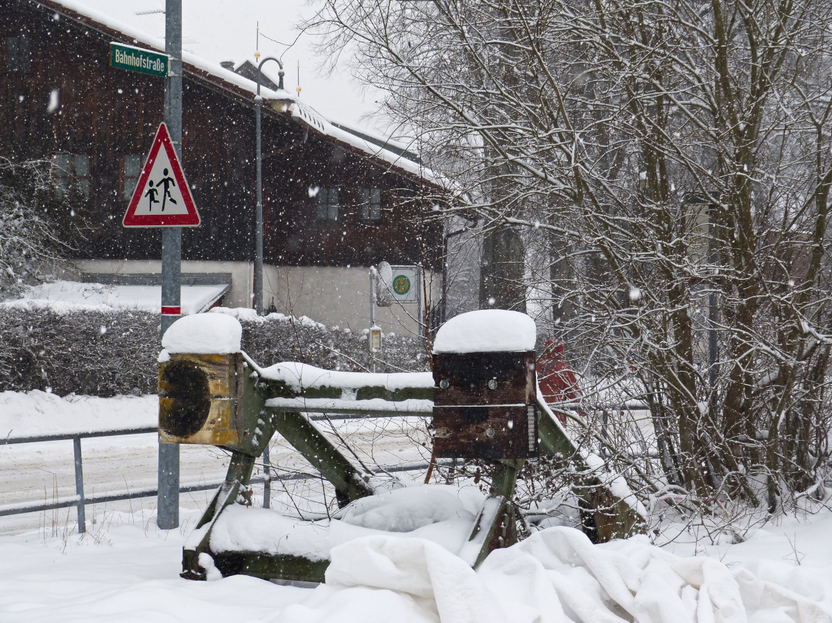 Am 23.01.2016 konnte man in Zwiesel in der Bahnhofstraße an einem Prellbock exakt die Schneedecke in Zentimeter ablesen
