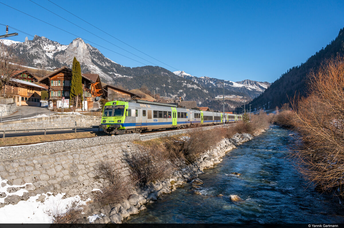 Am 23.01.2022 ist BLS RBDe 565 728 unterwegs als RegionalExpress 4065 von Spiez nach Zweisimmen unterwegs und konnte hier bei Weissenbach im Simmental aufgenommen werden