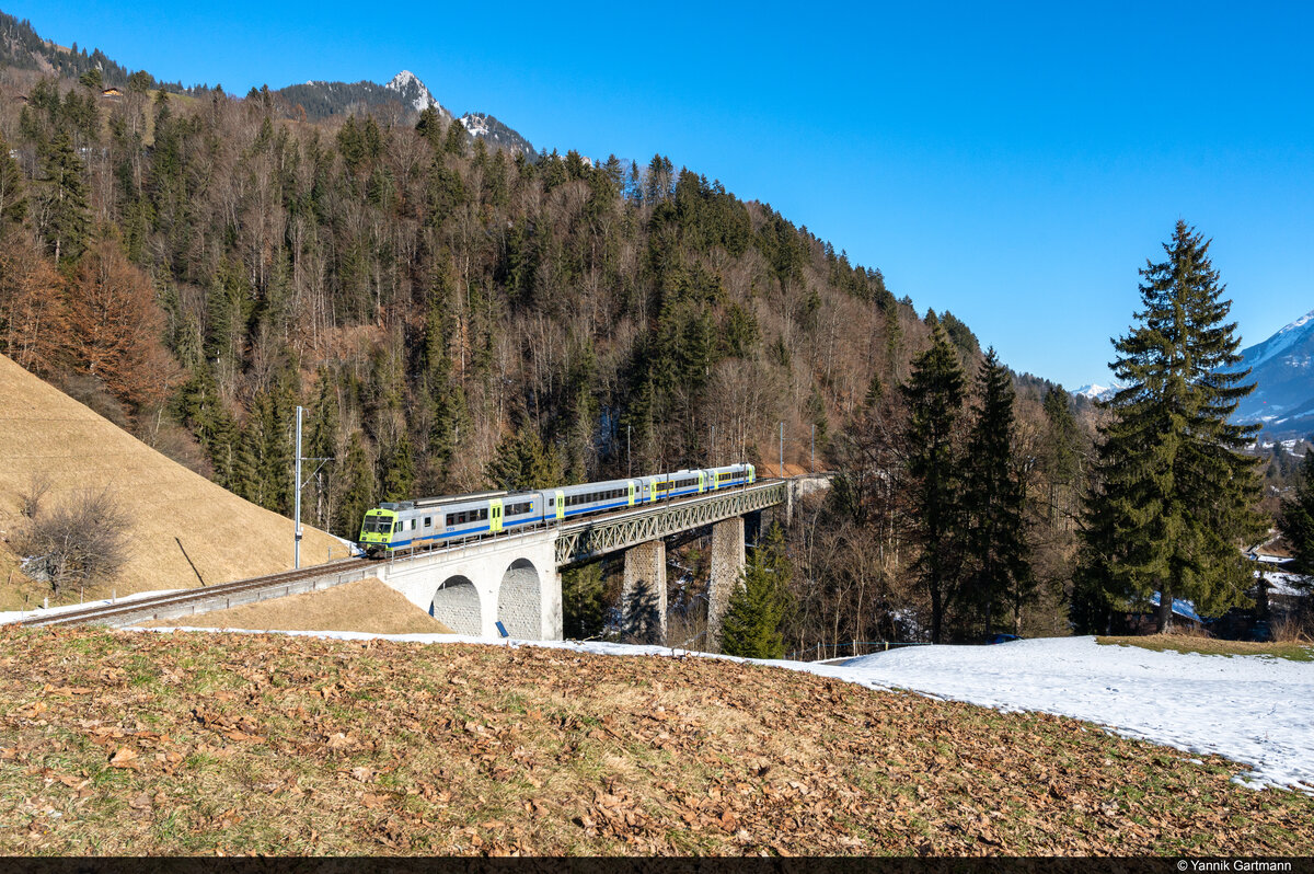 Am 23.01.2022 ist BLS RBDe 566 II 238 unterwegs als RegioExpress und konnte hier auf dem Bunschenbach Viadukt bei Weissenburg im Simmental aufgenommen werden