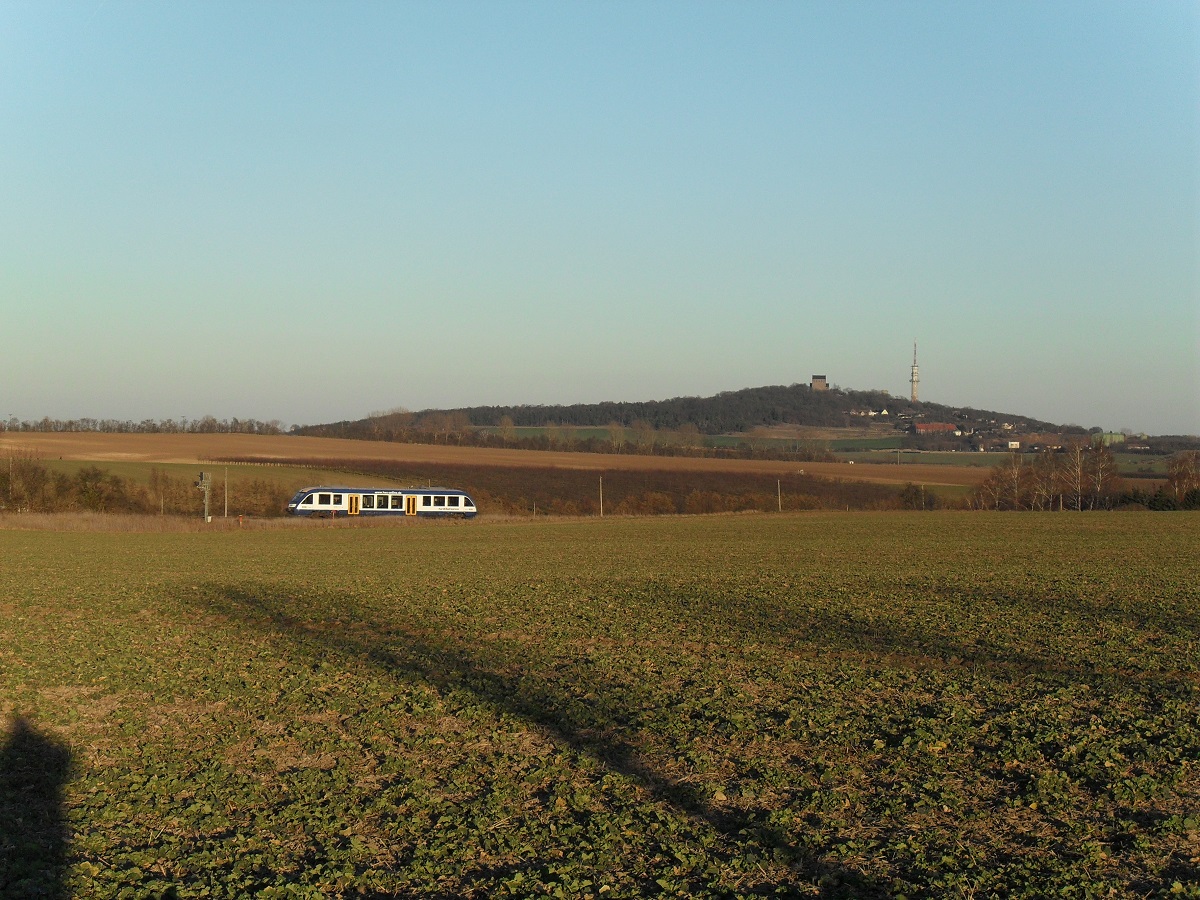 Am 23.02.2014 fährt hier ein Lint27 des HarzElbeExpress zwischen den Bahnhöfen Nauendorf und Wallwitz in Richtung Halle (Saale) Hbf.