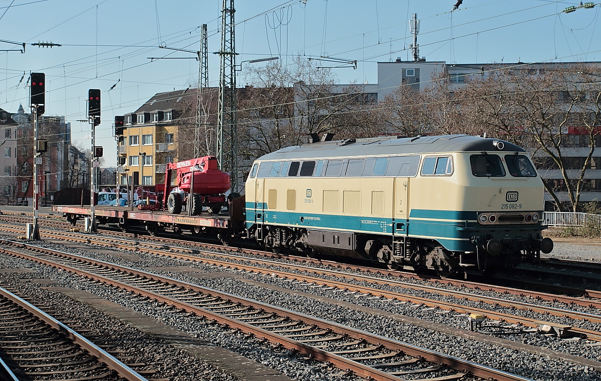 Am 23.02.2018 sonnt sich 215 082-9 im Düsseldorfer Hauptbahnhof